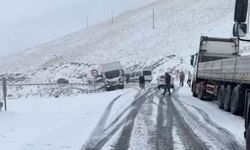 Yüksekova-Van kara yolunda kar yağışı: Çok sayıda araç mahsur kaldı