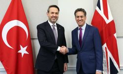 Bakan Bayraktar, İngiliz mevkidaşı Miliband ile görüştü