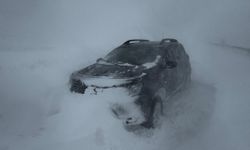 Kayseri-Sivas kara yolu yoğun kar nedeniyle ulaşıma kapandı