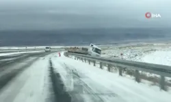 Kars’ta buz tutan yolda kayan tır şarampole düştü