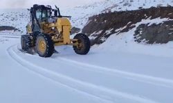 Şırnak'ta mevsimin ilk karı köy yolunu kapattı, ekipler seferber oldu