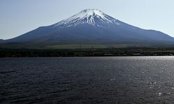 En sıcak yazın ardından Fuji Dağı'na mevsimin ilk karı çok geç düştü