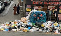 İzmir'de grev nedeniyle sokaklarda çöp yığınları oluştu