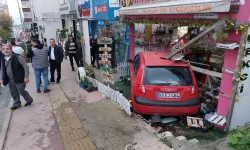 Samsun'da otomobil çiçekçiye daldı