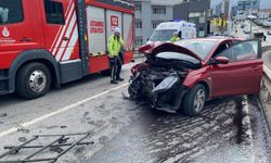 Maltepe'de iki araç kafa kafaya çarpıştı: 5 yaralı