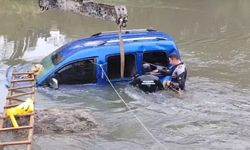 Yeşilırmak Nehri’ne düşen aracı ekipler çıkardı