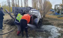 Iğdır'da devrilen beton mikseri kaldırmak için içi boşaltıldı