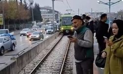 Kamyondan düşen demirler trafik ve metro seferlerini aksattı