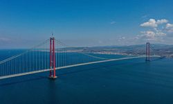 Çanakkale Boğazı dev havuzun geçişi için tek yönlü trafiğe kapatıldı