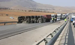 Karşı şeride geçen kamyon başka bir kamyonla çarpıştı: 2 ölü