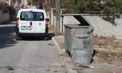 Çöp atmak için elini uzattığı konteynerde yeni doğmuş bebek buldu