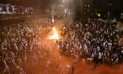 Gallant'ın görevden alınmasını protesto eden İsrailliler sokaklara döküldü