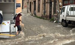 İzmir'de sağanak hayatı olumsuz etkiledi