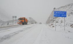 Konya'da ulaşıma kar engeli: Yollar trafiğe kapatıldı