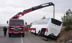 Korku dolu anlar: Yolcu otobüsü yan yattı! İçerisinde 27 yolcu vardı