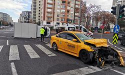 Ticari taksi ile çarpışan kamyonet devrildi: 6 yaralı