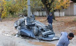 Fiat Tofaş otomobil kağıt gibi ezildi: 3 yaralı