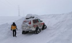 Karlı dağları aşan paletli ambulanslar hastaların derdine derman oldu