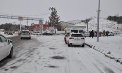 Kars’ta yollar buz pistine döndü