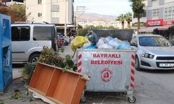 İzmir Bayraklı'da sokaklarda çöp yığınları oluştu