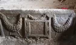 Kayseri'de lahit mezar ve 1800 yıllık 5 el yazması kitap ele geçirildi