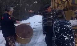 Kastamonu'da kar küreme aracını davul, zurnayla karşıladılar