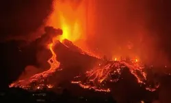 Endonezya'da yanardağ patladı: 10 kişi öldü