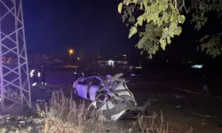 Amasya'da ağaca çarpan otomobil parçalandı: 2 ölü, 2 yaralı