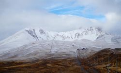 Erciyes Kayak Merkezi'ne kar yağdı