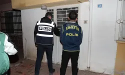 Mersin'de aranan şahıs koltuk arkasında saklanırken yakalandı