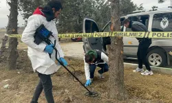 2 kişi mezarlıkta park halindeki araçta ölü bulundu