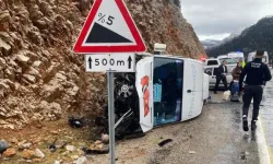 Antalya'da yolcu minibüsü devrildi: 9 yaralı