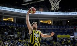 Fenerbahçe, ligde Anadolu Efes'i liderlikten etti