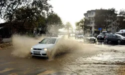 Tarsus’ta sağanak sele dönüştü; ekili arazi, depo ve evleri su bastı