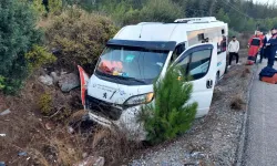 Muğla'da yoldan çıkan minibüs şarampole girdi: 8 yaralı