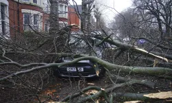 Fırtına Darragh İngiltere ve İrlanda’yı vurdu: İki ölü, yüz binlerce kişi elektriksiz kaldı