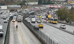 Esenyurt'ta fırlayan rögar kapağı metrobüs yolcusunun düşmesine neden oldu