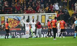 Kayserispor - Galatasaray maçında taraftar sahaya girdi