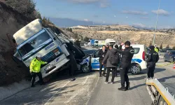 Burdur'da halk otobüsü polis aracına ve kamyona çarptı: 6 yaralı