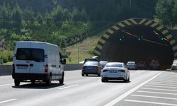 Bolu Dağı Tüneli çıkışında devrilen tır ulaşımı aksattı