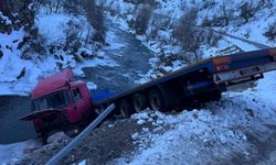 Tunceli’de tır dereye uçtu