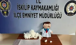 'Doğum günün kutlu olsun' notunun bulunduğu bez bebekten uyuşturucu çıktı