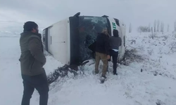 Kars'ta yolcu otobüsü devrildi: Çok sayıda yaralı var