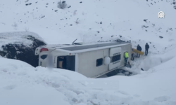 Erzincan'da yolcu otobüsü şarampole devrildi: 4 yaralı!