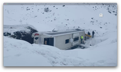 Erzincan'da yolcu otobüsü şarampole devrildi: 4 yaralı!