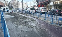 Güngören'de daha önce çöken yolda şimdi de kanalizasyon borusu patladı