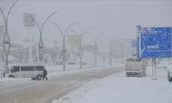 Hakkari’de kar yağışı taşımalı eğitimi vurdu: Eğitime bir gün ara verildi!