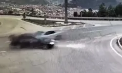 Amasya'da yanan otomobilde sıkışan sürücüyü vatandaşlar kurtardı