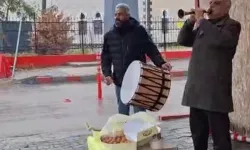 Hatay'da rektör değişimine sevinen emekli güvenlik, kampüste davul zurna çaldırıp lokma dağıttı