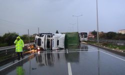 Mersin’de yağış nedeniyle kontrolden çıkan tır bariyere çarpıp devrildi